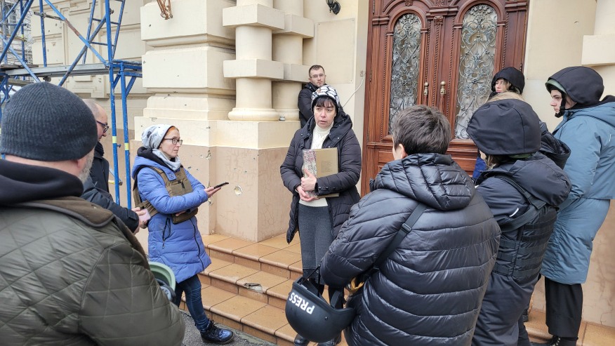 Ганна Скрипка зустрічає делегацію Українського ПЕНу біля музею